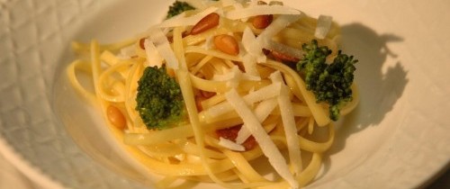 Linguine all´aglio, brocoli, pinole e pecorino