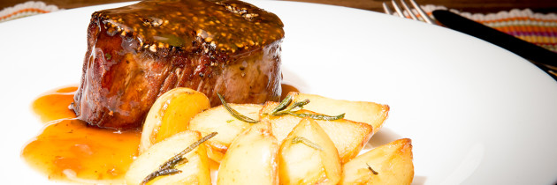 Steak au poivre em Dubai, costelão e linguiças na Viamonte