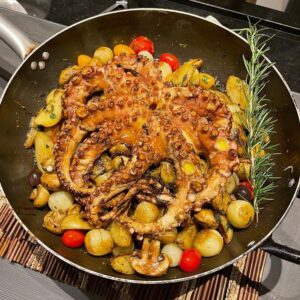 Polvo na Brasa com salsa verde batatines e cogumelos no alecrim - Chef Carola